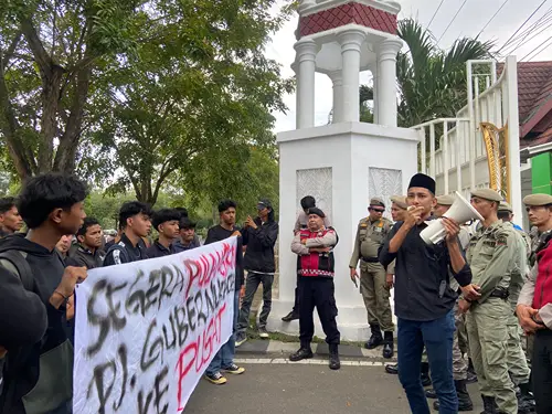 Foto: Sejumlah mahasiswa dari Ikatan Mahasiswa Pemuda (IMP) Seuramoe Meukkah melakukan aksi unjuk rasa di depan Kantor Gubernur Aceh.(Ist)