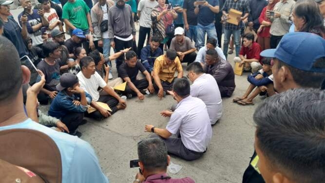 Warga melakukan aksi demonstrasi.