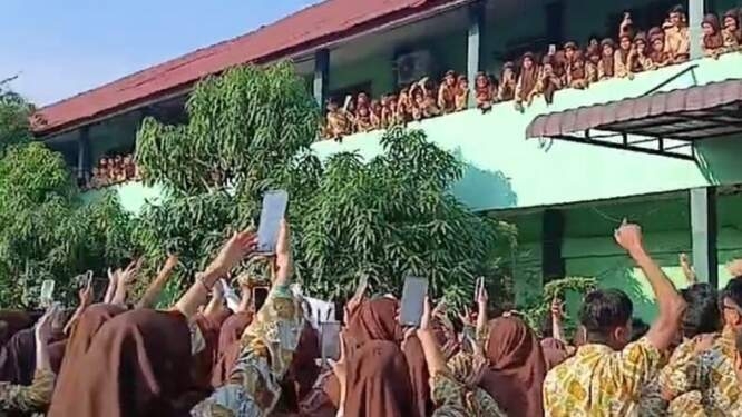 Ratusan siswa MAN 2 Medan gelar demo di pelataran sekolah. 