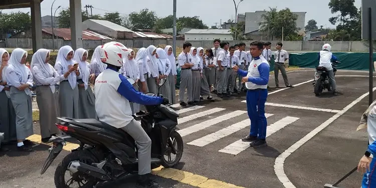 PT Indako Trading Coy menggelar aktvitas edukasi keselamatan berkendara (safety riding) kepada para pelajar SMK Jambi yang berlangsung pada Selasa, 11 Februari 2025.(Ist)