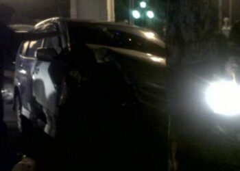 TKP di Jalan Amir Hamzah, Mobil Ringsek Diduga Tabrak Pohon
