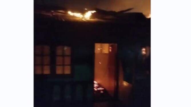 Foto: Api membakar rumah di Asahan.