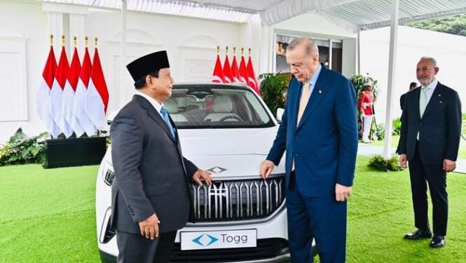 Erdoğan menyerahkan mobil listrik Togg T10X kepada Prabowo Subianto.
