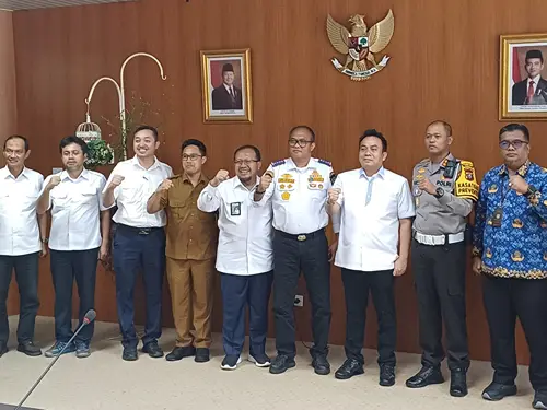 Wakil Ketua DPRD Medan Zulkarnaen foto bersama sejumlah stakeholder usai rapat membahas 
masalah yang terjadi di depan pintu Tol Bandar Selamat, Jalan Letda Sudjono, Medan, Senin (17/2/2025).(Istimewa)
