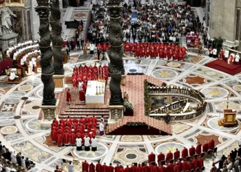 Foto: Pria asal Rumania Injak Altar Basilika Santo Petrus, Vatikan 2