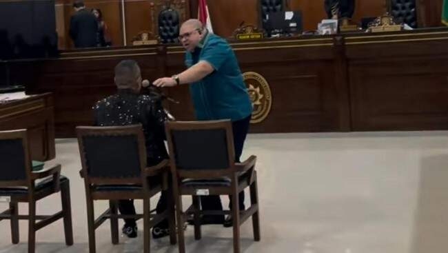 Hotman Paris vs Razman Nasution ricuh di sidang. 
