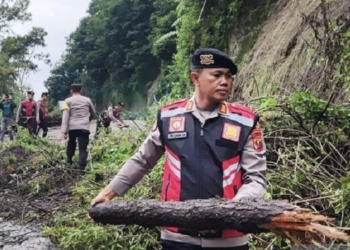 Sempat Longsor, Jalan Penghubung Desa di Karo Kembali Normal