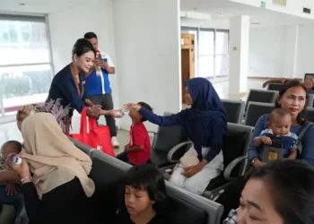 Foto: Hari Valentine, KAI Divre I Sumut Beri Kejutan Kepada Pelanggan KA 5