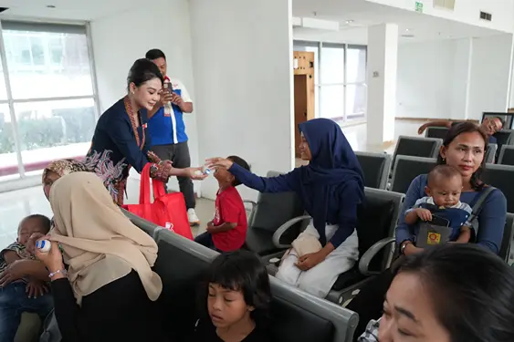 PT Kereta Api Indonesia (Persero) Divre I Sumatera Utara memberikan kejutan kasih sayang berupa “Valentrain on Station” kepada para pelanggan KA.(Dok:KAI Divre I SU)