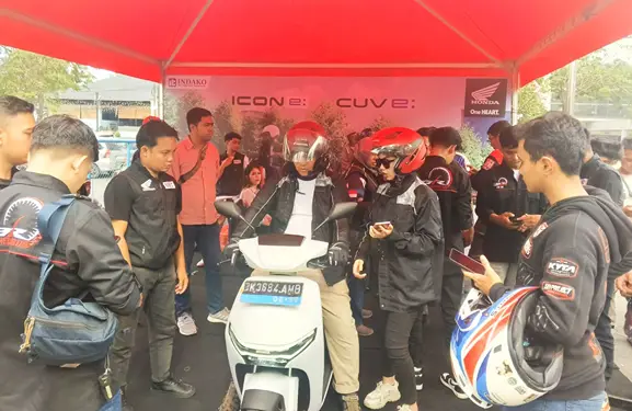 Belasan komunitas motor Honda menunjukkan rasa bangganya menyambut dua model teranyar Honda ICON e: dan Honda CUV e:(Ist)