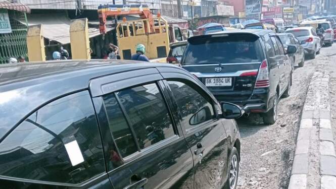 Foto: Kondisi kemacetan panjang di Kampung Lalang.