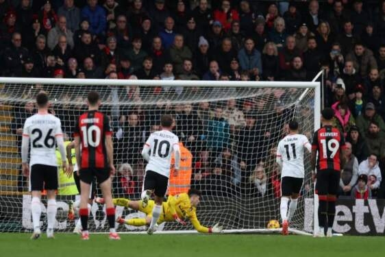 Liverpool kokoh di puncak klasemen seusai tekuk Bournemouth 2-0.