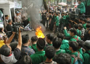Mahasiswa di Medan Unjuk Rasa Protes Efisiensi Anggaran