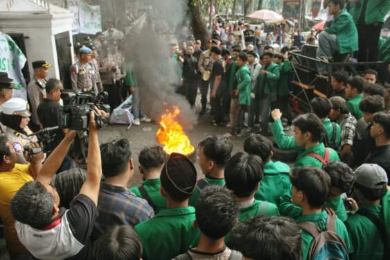 Mahasiswa di Medan melakukan unjuk rasa di depan DPRD Sumut.