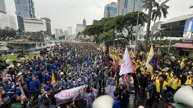 Foto: Massa Badan Eksekutif Mahasiswa Se-Indonesia (BEM SI) dalam demo 'Indonesia Gelap' membacakan 13 tuntutan kepada pemerintah.