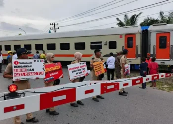Foto: Gapeka 2025 Diberlakukan, KAI Divre I Sumut Himbau Masyarakat Waspada Saat Melintasi Perlintasan Sebidang 8