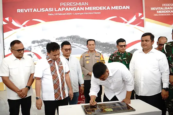 Wali Kota Medan Bobby Nasution menandatangani prasasti peresmian Lapangan Merdeka Medan hasil revitalisasi yang dilakukan Pemko Medan, Rabu (19/2/2025).(Istimewa)