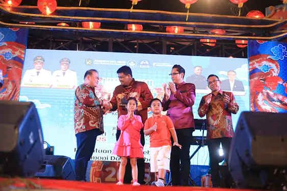 Wali Kota Medan Bobby Nasution menerima cendramata dari Walubi Kota Medan saat perayaan Harmoni Imlek 2025 di Jalan Ahmad Yani, Medan, Sabtu (8/2/2025) malam.(Istimewa)