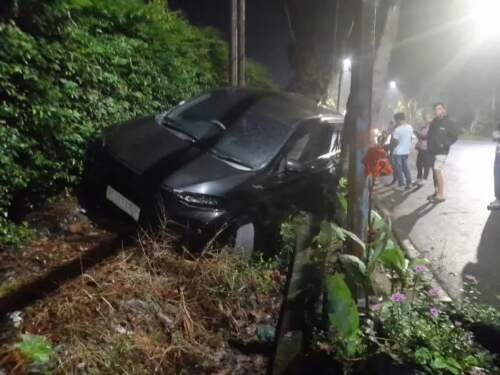 Mobil terperosok di Jalan Medan KM 7 Siantar Martoba.