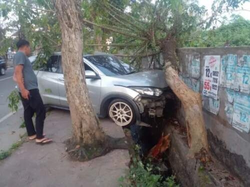 Mobil tabrak tembok di T Amir Hamzah Medan.