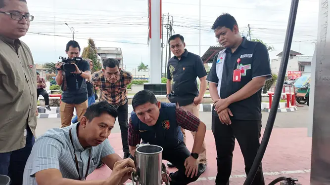 Jelang ramadan dan Idul Fitri 2025, Subdit Tipiter Dit Reskrimsus Polda Sumut bersama Pertamina Patra Niaga Regional Sumbagut melakukan pengecekan dan monitoring terkait ketersediaan stok 
BBM SPBU.(Dok:Pertamina Sumbagut)