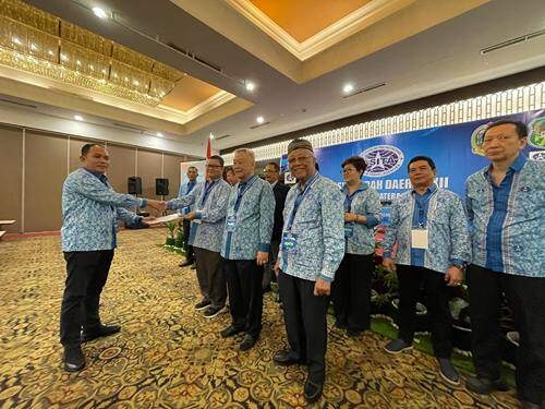Sejumlah pengurus DPD ASITA Sumut periode lalu menerima cenderamata sebagai ungkapan terimakasih dari Solahuddin Nasution sebagai Ketua sebelumnya.(seputarsumut/Asiong)