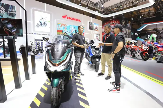 Selama gelaran IIMS 2025, New Honda PCX160 dipinang 156 konsumen dan dinobatkan sebagai yang terbaik dengan meraih penghargaan kategori Big Scooter.(Istimewa)