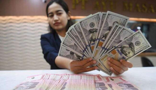 Foto: Nilai tukar rupiah dibuka melemah 0,30 persen ke level Rp16.304 dolar AS pada Senin (3/2) pagi.