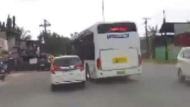 Penampakan bus listrik yang ugal-ugalan di jalanan Kota Medan.