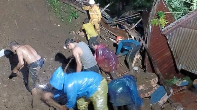 Pencarian terhadap Pasutri di timbunan material longsor di Desa Sisundung, Angkola Barat, Tapsel.