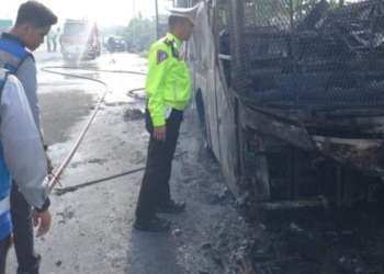 Tabrak Pembatas Tol, Bus di Deli Serdang Terbakar