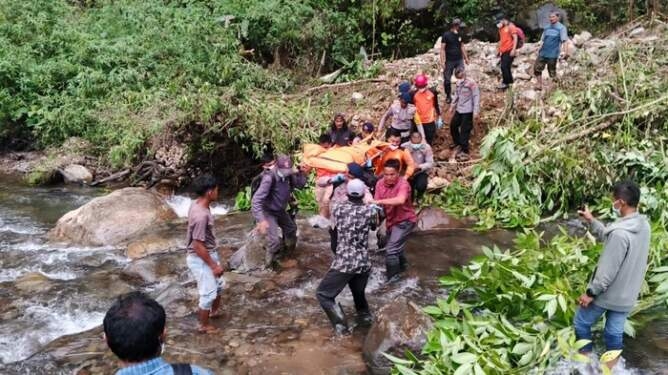 Petugas mengevakuasi jasad korban hanyut di Sungai Wh Reseh, Bener Meriah, Aceh. 