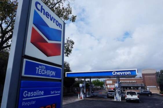 Chevron bakal melakukan PHK terhadap 8.000 karyawan di seluruh dunia. 