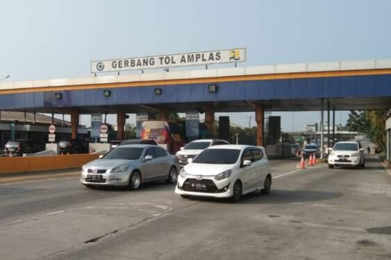 Gerbang Tol Amplas.
