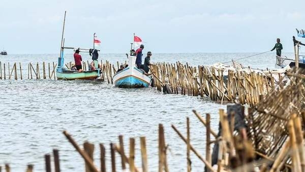 Pagar laut misterius yang selesai dibongkar oleh TNI AL di pesisir Tangerang.