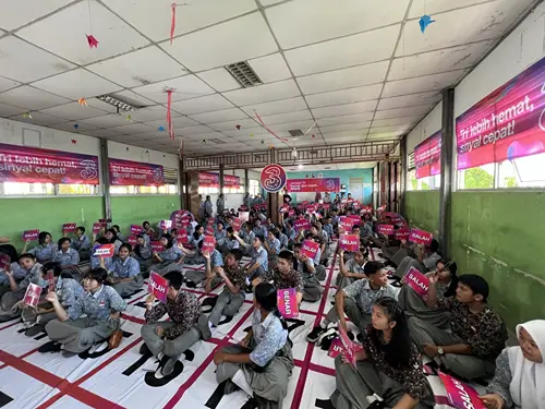Indosat melalui brand Tri menegaskan komitmennya dalam mendukung dunia pendidikan di Indonesia dengan menghadirkan program inovatif Tri Goes to School di berbagai sekolah di Nias Selatan, Sumatra Utara.(Dok:Indosat)