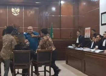 Parah! Sidang Ricuh, Razman Arif Pegang Bahu-Tunjuk Hotman Paris