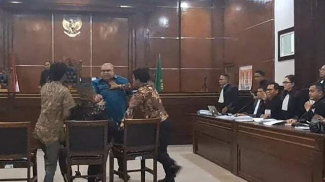 Razman Arif ricuh dengan Hotman Paris di persidangan.