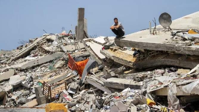Reruntuhan bangunan di Jalur Gaza. 