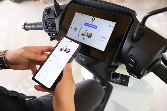 Pengendara mengaktifkan fitur unggulan RoadSync Duo pada Honda CUV e: sebelum memulai perjalanan.(Ist)