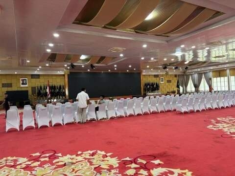 Tampak ruangan pelantikan telah ditinggalkan para pejabat eselon II yang akan dilantik, Rabu (19/2/2025) malam.