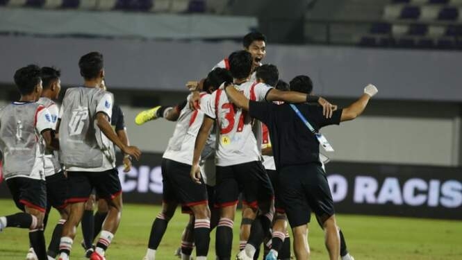 Selebrasi pemain Sumut United FC usai mencetak gol ke gawang Tornado FC Pekanbaru.