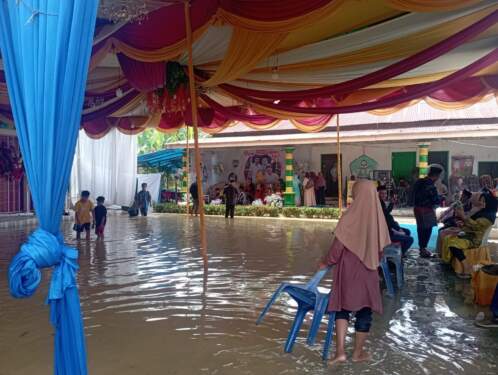 Foto: Lokasi pesta perkawinan salah satu warga di Dusun Sei Mati Desa Alur Gadung, Langkat, digenangi banjir kiriman.