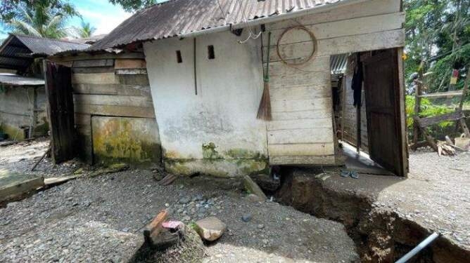 Rumah yang rusak akibat terkena erosi sungai di Desa Meutulang, Kecamatan Panton Reue, Kabupaten Aceh Barat, Minggu (23/2/2025).