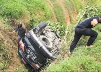 Toyota Rush Terperosok ke Selokan di Jalinsum Batu Bara