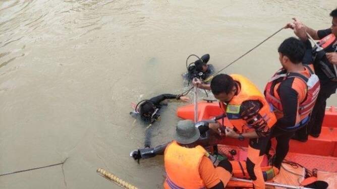 TIM SAR Pekanbaru saat menyelamatkan korban hanyut di Sungai Segati, Lamgam, Kabupaten Pelalawan, Senin (24/2).