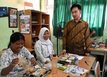 Wapres Gibran Bagikan Skincare ke Murid SMA