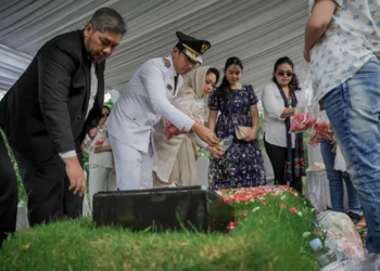Foto: Usai Dilantik Sebagai Wali Kota Medan, Rico Waas Ziarah Makam Ayah 6