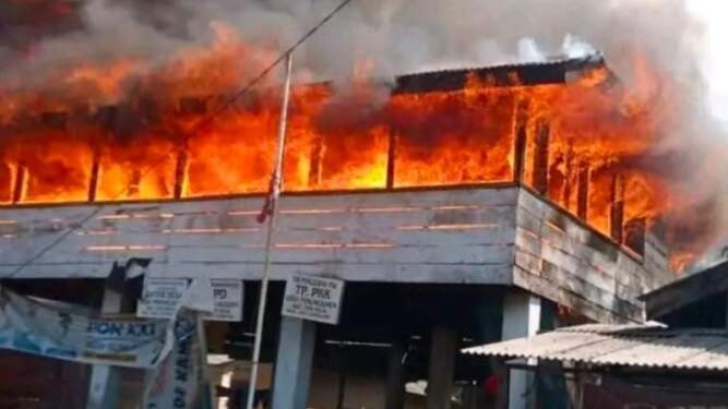 Si jago merah saat mengamuk di Kantor Desa Penungkiten.