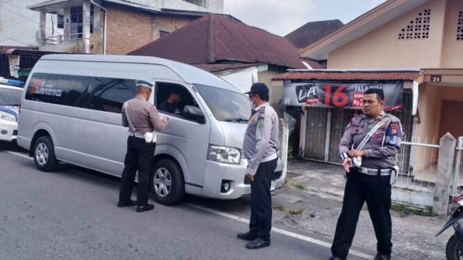 Foto: Ditlantas Polda Sumut saat melakukan penindakan taksi gelap di Medan.